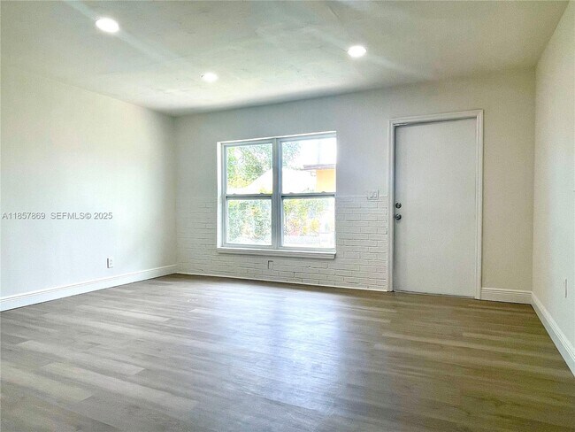 Building Photo - 1004 SW 24th Ave