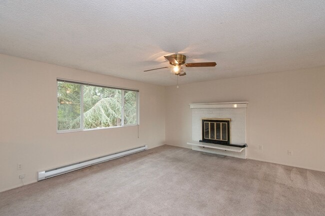 Building Photo - Large Home on Large Lot in Sequim