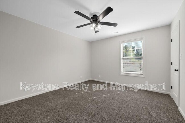 Building Photo - 174 Oak St