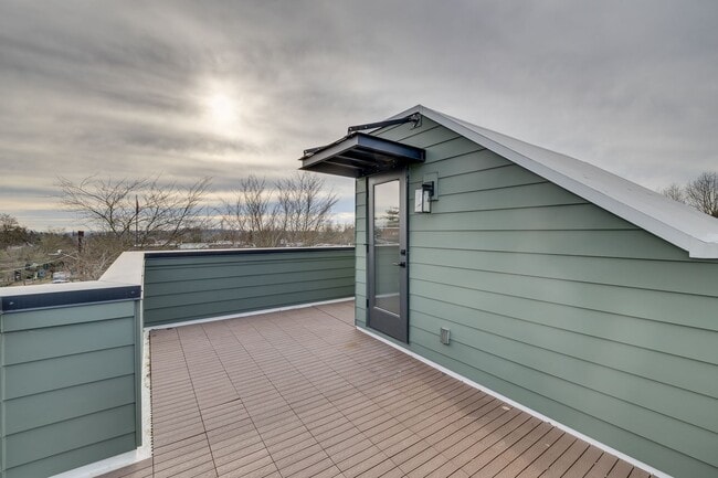 Building Photo - Beautiful 2 bed 2 bath townhouse!