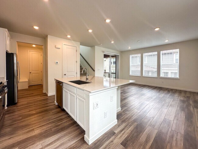 Building Photo - Luxurious 3bd home in Dove Village