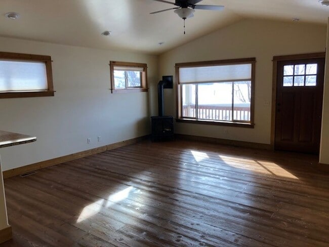 Building Photo - Comfortable Living in the Heart of Valley ...
