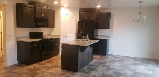 Building Photo - Town home in Little Valley Area. End Unit!!