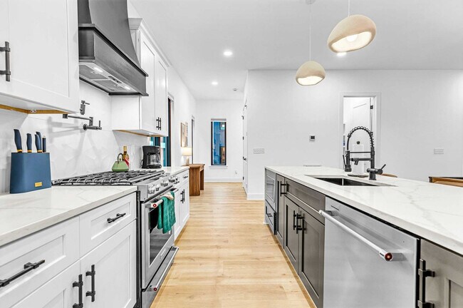 Building Photo - 554 Rosedale Ave