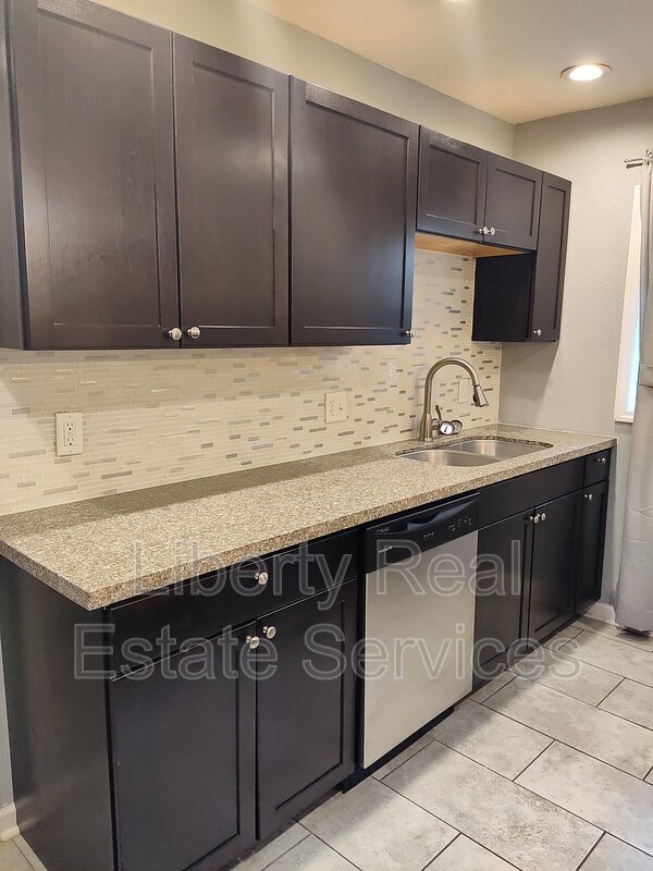 Building Photo - 3 Dogwood St