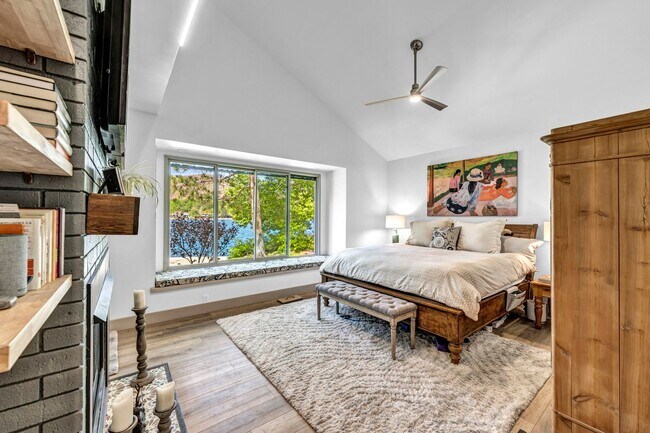 Building Photo - LAKEFRONT LUXURY ON LAKE STANLEY | FULLY FURNISHED + UTILITIES INCLUDED IN GUARDED LAKERIDGE SHORES