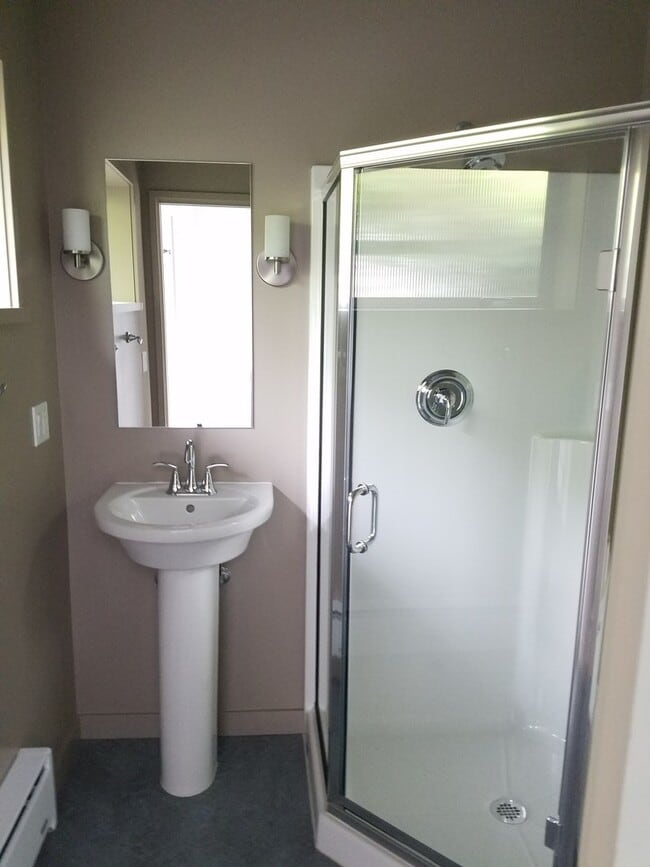 Building Photo - Beautiful Modern Custom Home in Great Sale...