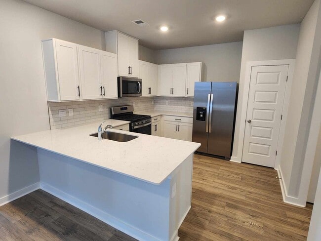 Building Photo - Stunning unit in 55+ community