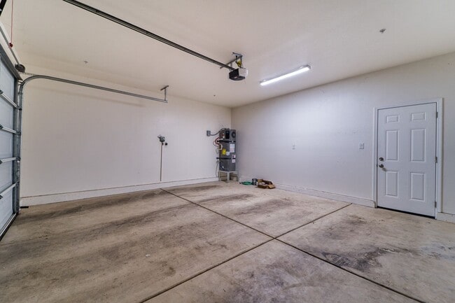 Building Photo - Like new home in Olivehurst
