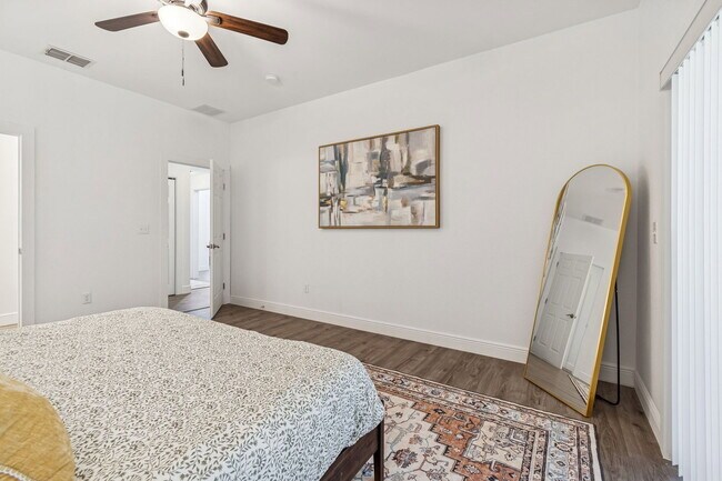 Building Photo - 2011 Villa Sites Dr