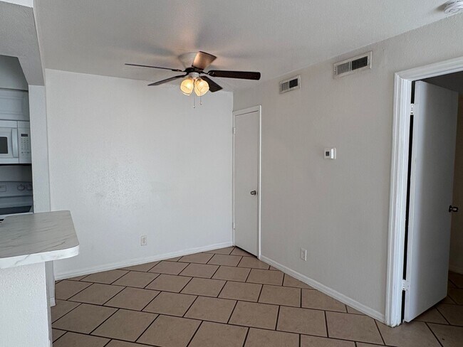 Building Photo - 1/1 Condo for Rent in Fort Myers