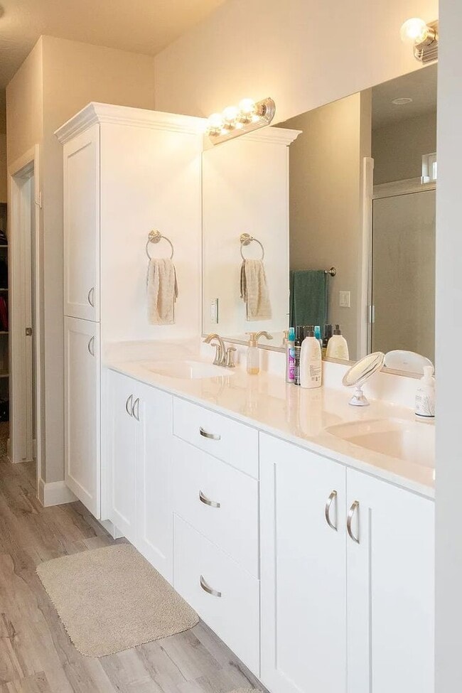 Building Photo - 3 Bedroom Furnished Home! Short term lease!! Available from May 1st - October 31st!