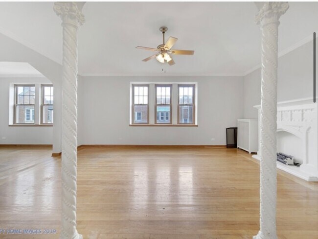 Building Photo - 10913 S Longwood Dr