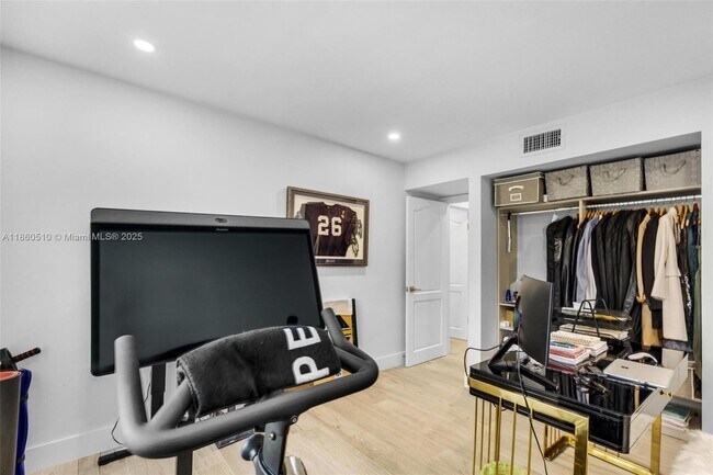 Building Photo - 130 Cypress Club Dr