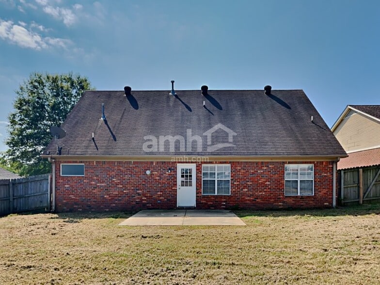Building Photo - 1400 Pendulum Dr N