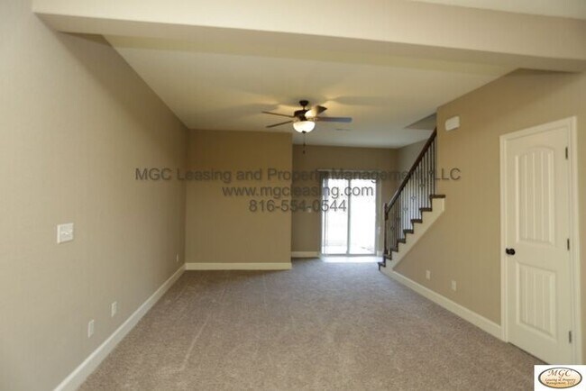 Building Photo - Modern Townhome with Designer Kitchen and High-End Touches in Raymore!