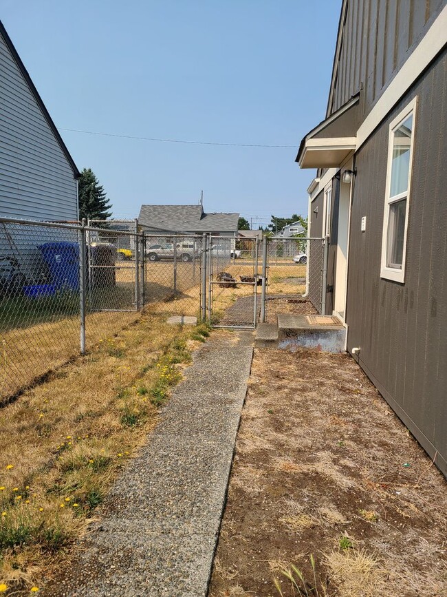 Building Photo - Beautifully Updated South Tacoma 3 Bedroom