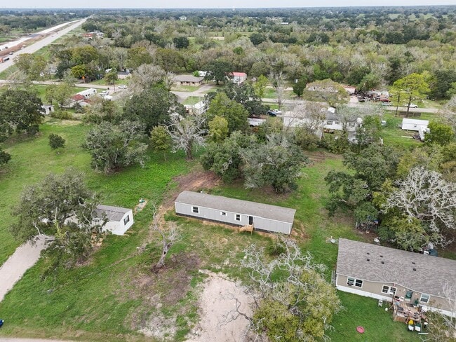 Building Photo - Charming 3-Bed, 2-Bath Retreat on Country Oaks Street, Brazoria!