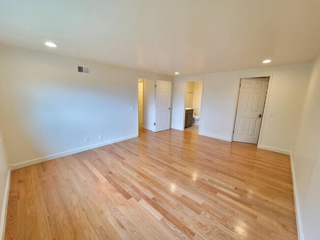 Building Photo - 1093 Jamaica St