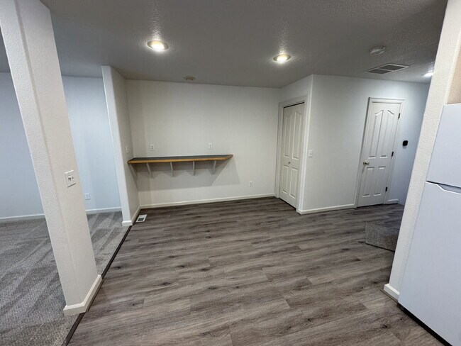 Building Photo - 2 bedroom / 2 bathroom, Duplex unit Close ...