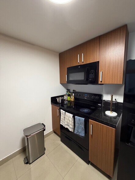 Building Photo - 615 NE 25th St