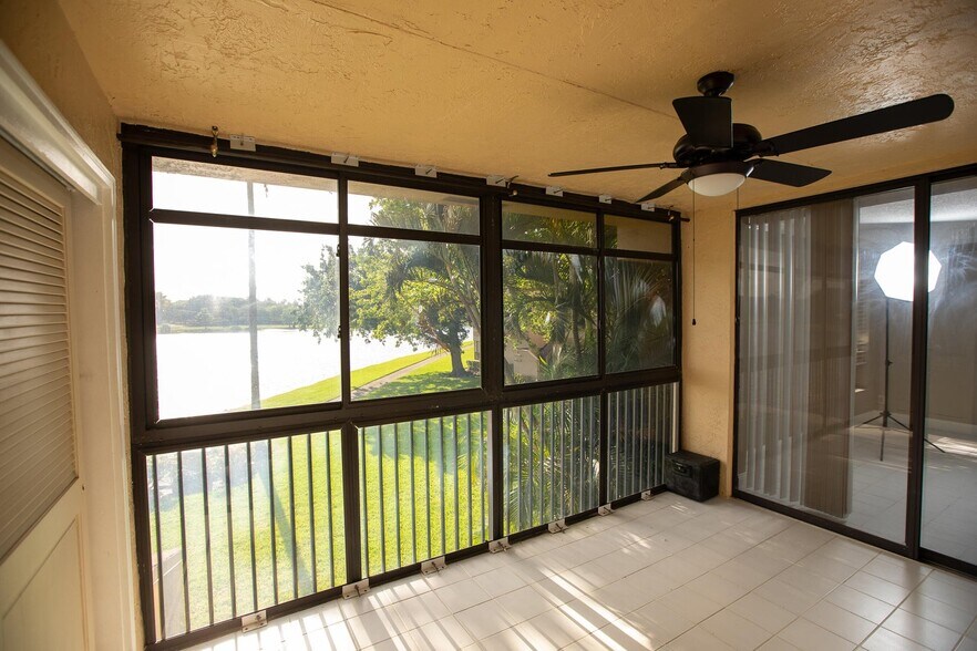Building Photo - 2738 Carambola Cir S