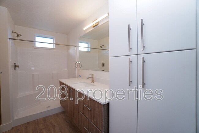 Building Photo - 4614 N Iota Ln