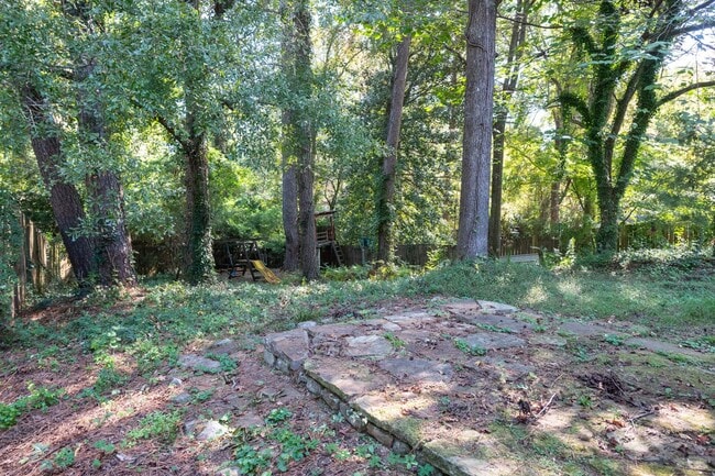 Building Photo - 882 Cherokee Rd