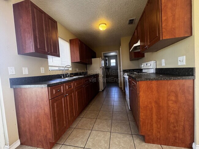 Building Photo - 154 La Paz Dr