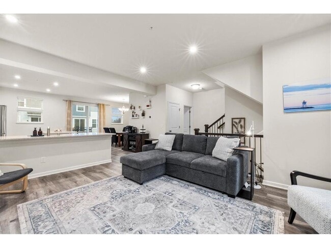 Building Photo - 775 Roselyn Dr