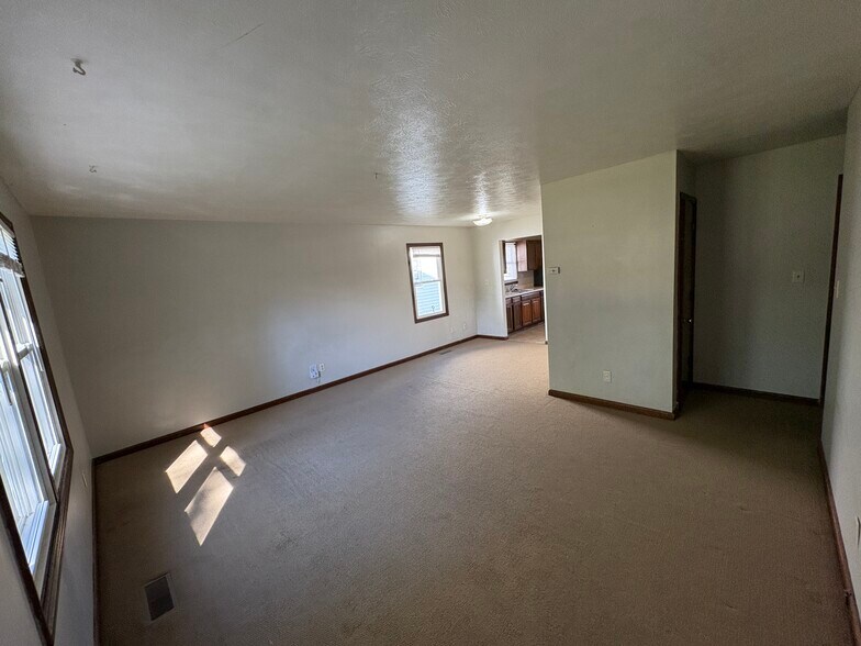 Building Photo - 418 S Silverwood Ln