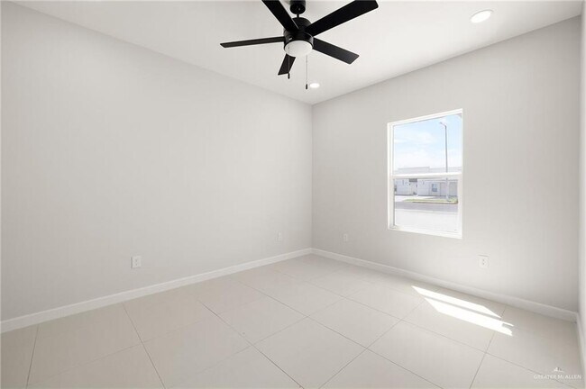 Building Photo - 15 Larkspur Ave