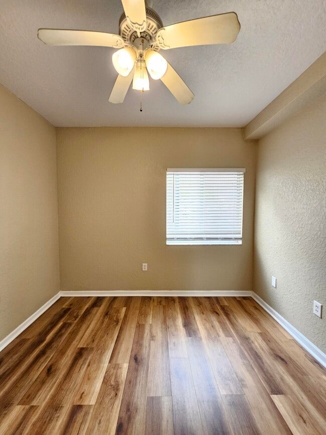 Building Photo - 1063 Golden Lakes Blvd