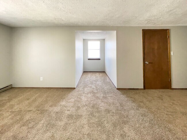 Building Photo - 2213 E Memorial Dr