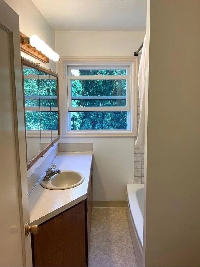 Building Photo - Charming Maplewood SFH with garden beds, fruit trees and finished basement