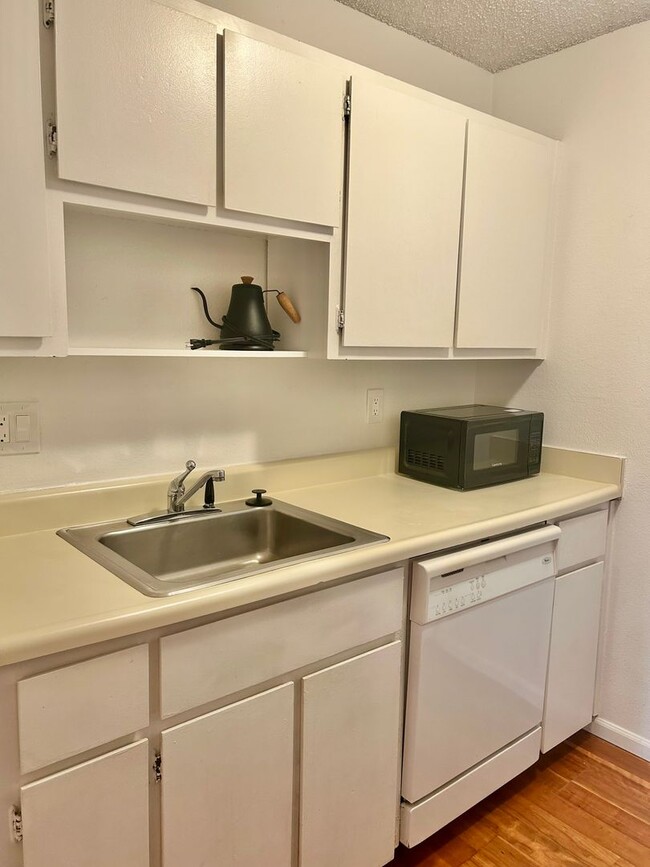 Building Photo - 1 Bedroom Condo with Reserved Underground ...