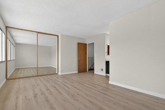 Building Photo - Spacious Condo in Santa Clara - Easy Commute!