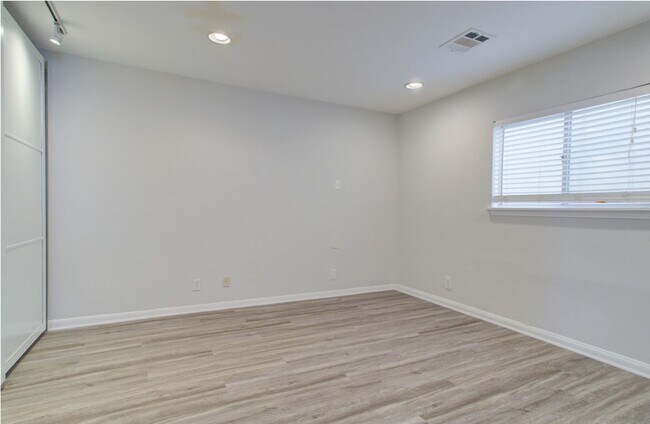 Building Photo - 5704 Darling St