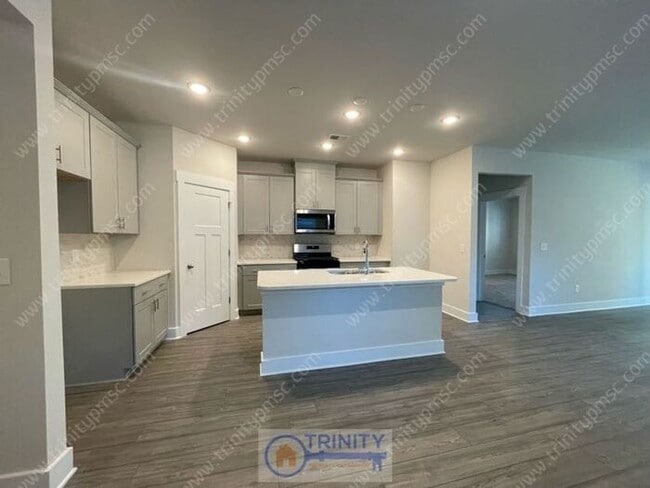 Building Photo - Beautiful and spacious! Ready for move in!