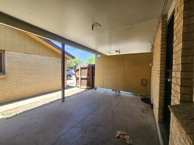 Building Photo - 723 Fraser St