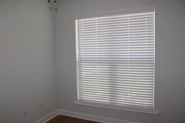 Building Photo - 921 Holbrook Dr