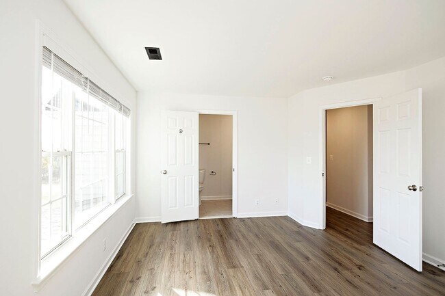 Building Photo - Updated End-Unit Townhome in Crozet