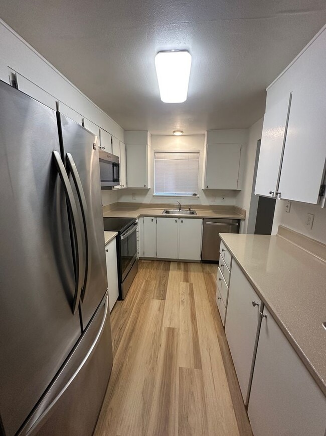 Building Photo - Lovely Bellevue Condo!