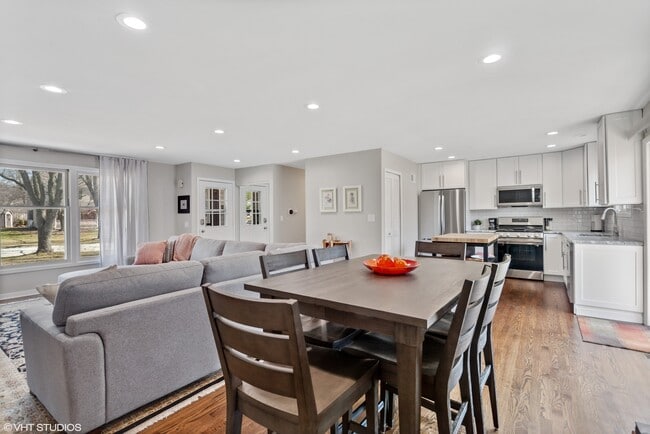 Building Photo - 1915 Farmington Ct