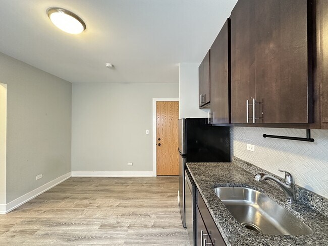 Building Photo - 434.5 W Belden Ave