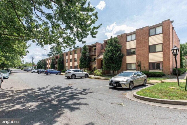 Building Photo - 10725 West Dr