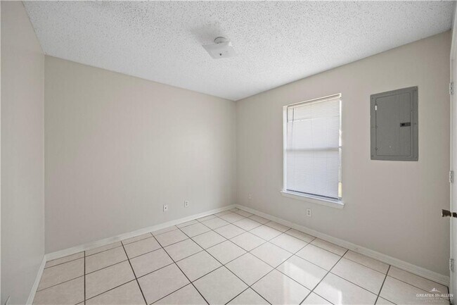 Building Photo - 12 Fullerton Ave