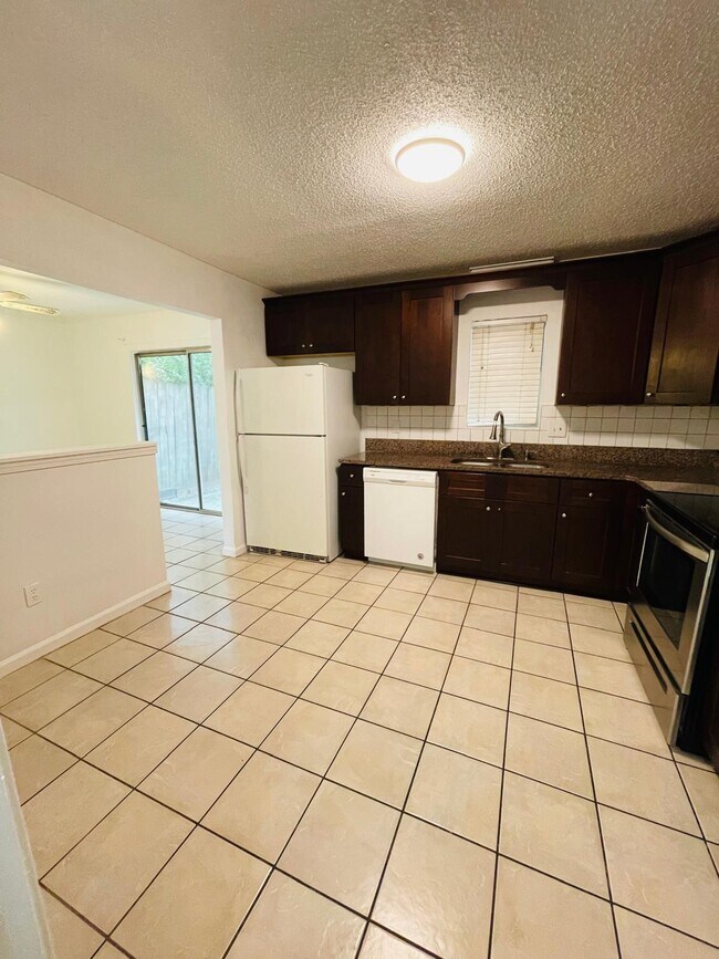 Building Photo - 406 Vineyard Pond Dr NW