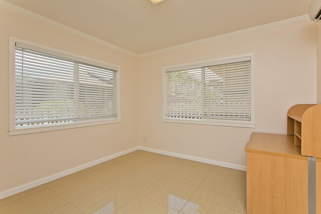 Building Photo - 912 8th Ave