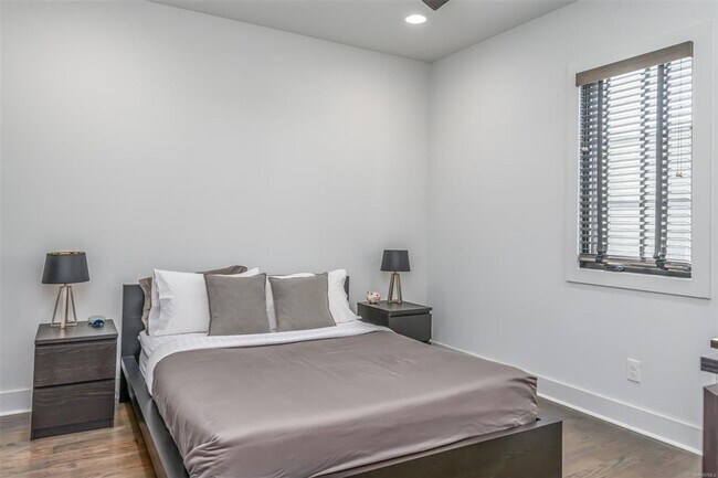 Building Photo - Desirable Hampstead Living!